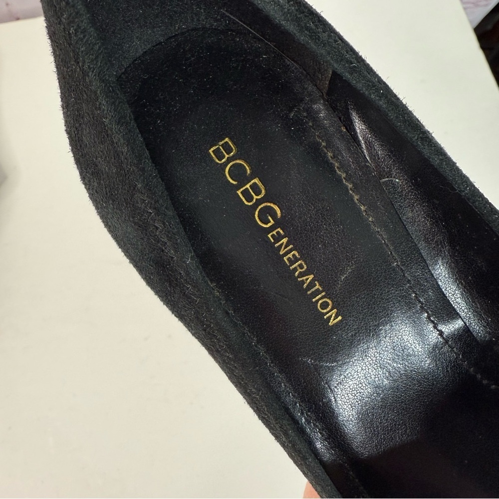 BCBGeneration Black Suede Round Closed Toe Wedge Wooden Heel Size 7 - Picture 3 of 16